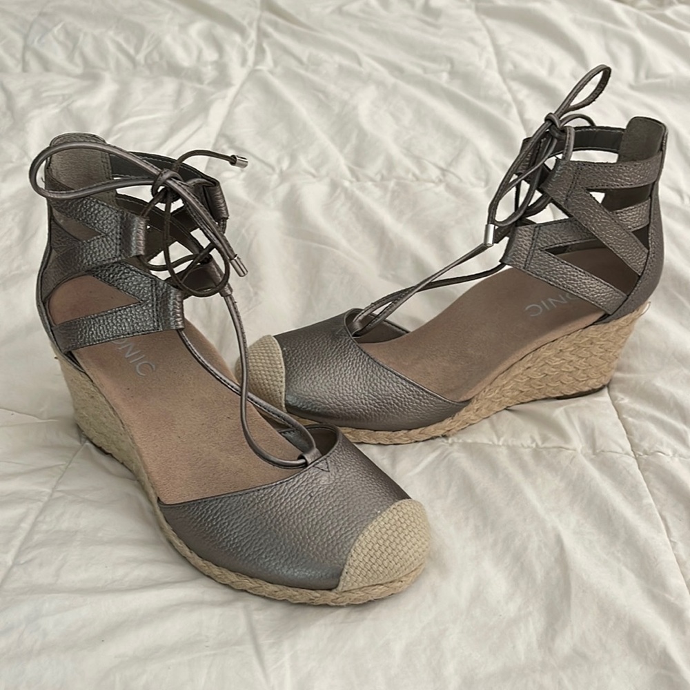 NWOT—VIONIC Calypso Lace-up Wedge Espadrilles (pewter)